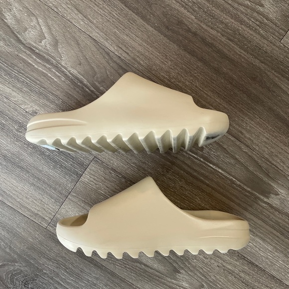 YEEZY SLIDES IN BONE COLOR-WAY! - Picture 2 of 8
